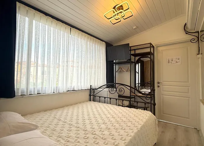 Entire 4-br Historic Greek In Cunda Island Alojamento de Acomodação e Pequeno-almoço 3*